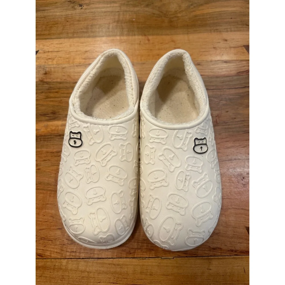 Man’s Unbranded White Slippers with Black Accents Size 10.5(44-45)
